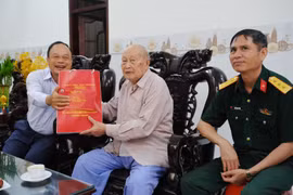 Phó Chủ tịch UBND tỉnh Dương Mah Tiệp thăm, tặng quà cựu chiến binh tham gia trận đánh Đak Pơ