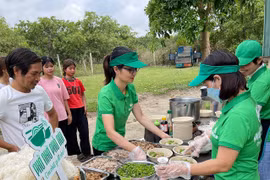  Phục vụ miễn phí 150 tô phở cho người dân làng Bui 