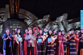 340 phụ nữ Gia Lai trình diễn “Áo dài Việt-hương sắc Tây Nguyên”