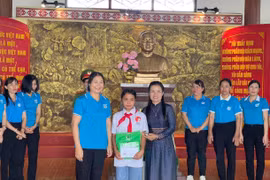 Một học sinh mồ côi xã Đak Sơ Mei được nhận đỡ đầu