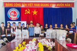 Trao học bổng cho 20 học sinh dân tộc thiểu số huyện Krông Pa