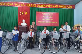 Tặng xe đạp và vở cho học sinh nghèo huyện Phú Thiện và Ia Pa
