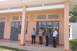 Bàn giao các điểm trường học và tặng quà thôn 5 xã Pờ Tó