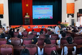 Đại biểu HĐND huyện Chư Păh đối thoại với trẻ em