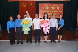 Trao quyết định nghỉ hưu cho Chủ tịch và Phó Chủ tịch Thường trực Liên đoàn Lao động tỉnh Gia Lai