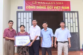 Bàn giao nhà cho 2 hộ nghèo thị trấn Chư Ty