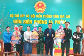 Tặng quà Tết các doanh nghiệp, đơn vị lực lượng vũ trang tuyến biên giới