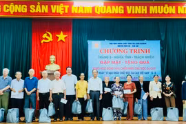 Chư Sê: Gặp mặt, tặng quà người hoạt động kháng chiến bị nhiễm chất độc da cam