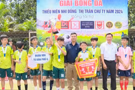 Ban tổ chức trao cúp vô địch cho Đội bóng Tổ dân phố 6