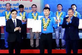 Đốc công Nhà máy đường An Khê được tặng giải thưởng Nguyễn Đức Cảnh