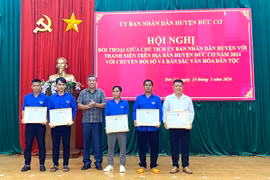 Chủ tịch UBND huyện Đức Cơ đối thoại với thanh niên về chuyển đổi số và bản sắc văn hóa