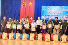 Trao hơn 260 phần quà cho hộ nghèo, người khuyết tật