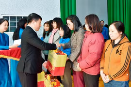 Chủ tịch Hội đồng Dân tộc của Quốc hội Y Thanh Hà Niê K'đăm thăm, tặng quà đoàn viên, người lao động có hoàn cảnh khó khăn tỉnh Gia Lai