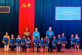 Tặng vở viết, cặp sách cho học sinh nghèo ở làng Le 1