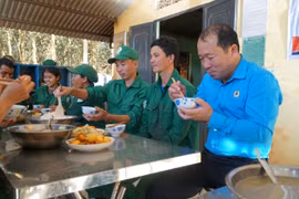 Phó Chủ tịch Công đoàn Cao su Việt Nam Nguyễn Ngọc Mùi thăm, ăn cơm giữa ca với công nhân cao su