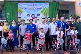 Đức Cơ khai mạc hoạt động hè 2023 và tặng quà cho học sinh