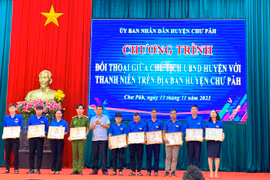 Chủ tịch UBND huyện Chư Păh đối thoại với thanh niên