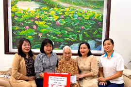 Hội Liên hiệp Phụ nữ tỉnh Gia Lai thăm, tặng quà Mẹ Việt Nam Anh hùng, các gia đình chính sách