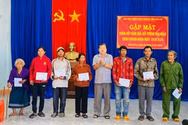 Trao 50 suất quà cho các nạn nhân chất độc da cam