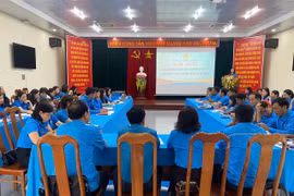 Gần 100 cán bộ Công đoàn tập huấn quy chế dân chủ và ký kết thoả ước lao động tập thể