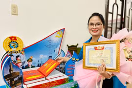 Cô giáo Phan Thị Hợp giành giải nhất thi tìm hiểu “70 năm Đảng bộ thành phố Pleiku, 95 năm đô thị Pleiku và 95 năm Công đoàn Việt Nam”