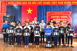 Trên 68 triệu đồng tặng quà cho trẻ em làng Wâu 