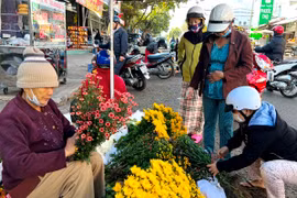 Mùng 2 Tết đi chợ cầu may