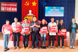 Công ty Cà phê Đak Đoa tặng quà Tết làng kết nghĩa và công nhân khó khăn 
