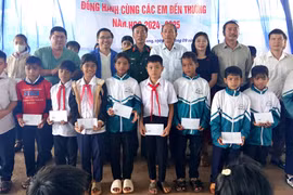 Tổ chức Chương trình “Đồng hành cùng các em đến trường” tại huyện Đức Cơ