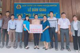 Trao nhà “Mái ấm Công đoàn” cho đoàn viên khó khăn xã Kon Pne