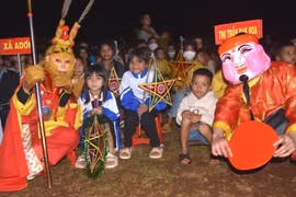 Lung linh “Đêm hội trăng rằm” với trẻ em nghèo huyện Đak Đoa