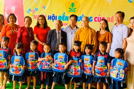 Đồng hành với học sinh nghèo mùa tựu trường