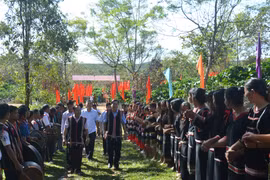 Phó Bí thư Thường trực Tỉnh ủy Châu Ngọc Tuấn dự Ngày hội Đại đoàn kết toàn dân tộc tại làng Ghè 