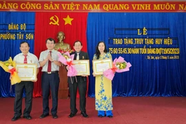 Pleiku: 126 đảng viên nhận Huy hiệu Đảng đợt 19-5-2023 