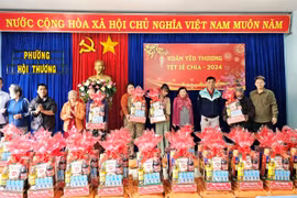 TP. Pleiku: Trao 170 suất quà cho hộ nghèo, gia đình khó khăn 