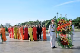 Đảng bộ phường Thống Nhất dâng hoa và báo công với Bác