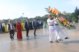 Đoàn đại biểu dự Đại hội đại biểu MTTQ Việt Nam tỉnh Gia Lai dâng hoa, báo công với Bác 