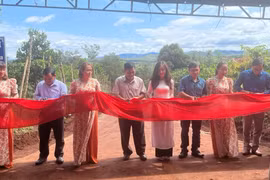 Bàn giao tuyến đường đi đến giọt nước làng Tul Đoa 