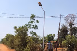 Lắp 16 đèn điện năng lượng mặt trời tại xã Ia Pết 