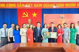 Bí thư Thành ủy Pleiku Trịnh Duy Thuân nhận Huy hiệu 30 năm tuổi Đảng 