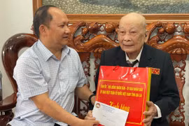 Phó Bí thư Tỉnh ủy Rah Lan Chung thăm, tặng quà chiến sĩ tham gia chiến dịch Điện Biên phủ 