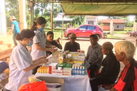 Khám bệnh, cấp thuốc cho người dân xã Ia Chía 