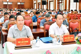 Cán bộ chủ chốt nghe thông báo kết quả Hội nghị Trung ương tám và học tập, quán triệt văn bản của Đảng 