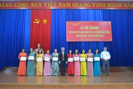 Gia Lai: 56 học viên nhận bằng tốt nghiệp cao cấp lý luận chính trị 