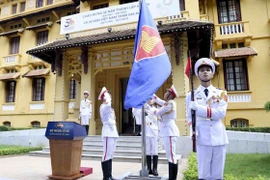 Thượng cờ kỷ niệm 56 năm ASEAN