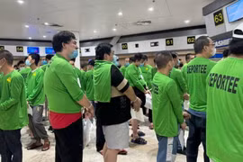 Philippines trục xuất hàng trăm người Trung Quốc với cáo buộc lừa đảo 