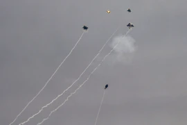 Bị Israel tiêu diệt chỉ huy cấp cao, Hezbollah trả thù bằng hàng trăm quả rocket 