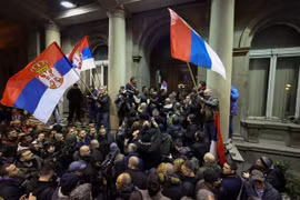 Phe đối lập biểu tình phản đối kết quả bầu Tổng thống ở Serbia