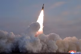 Sau tàu ngầm thứ 2 của Mỹ xuất hiện, Triều Tiên tiếp tục phóng tên lửa đạn đạo