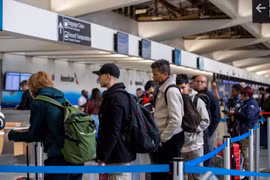 Mỹ bỏ yêu cầu tiêm vaccine Covid-19 cho người nước ngoài